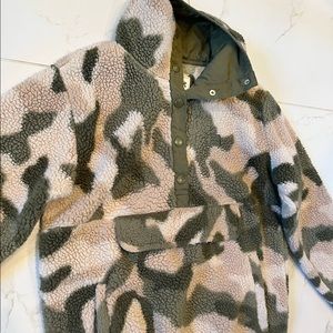 Billabong camo fleece